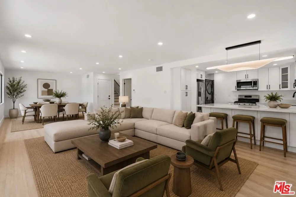 19701 Blythe Street Los Angeles, CA 91306