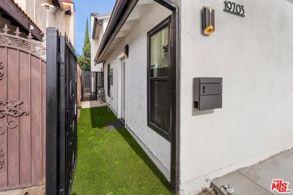 19701 Blythe Street Los Angeles, CA 91306
