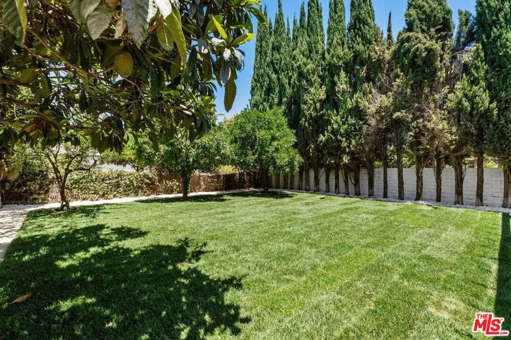 19701 Blythe Street Los Angeles, CA 91306