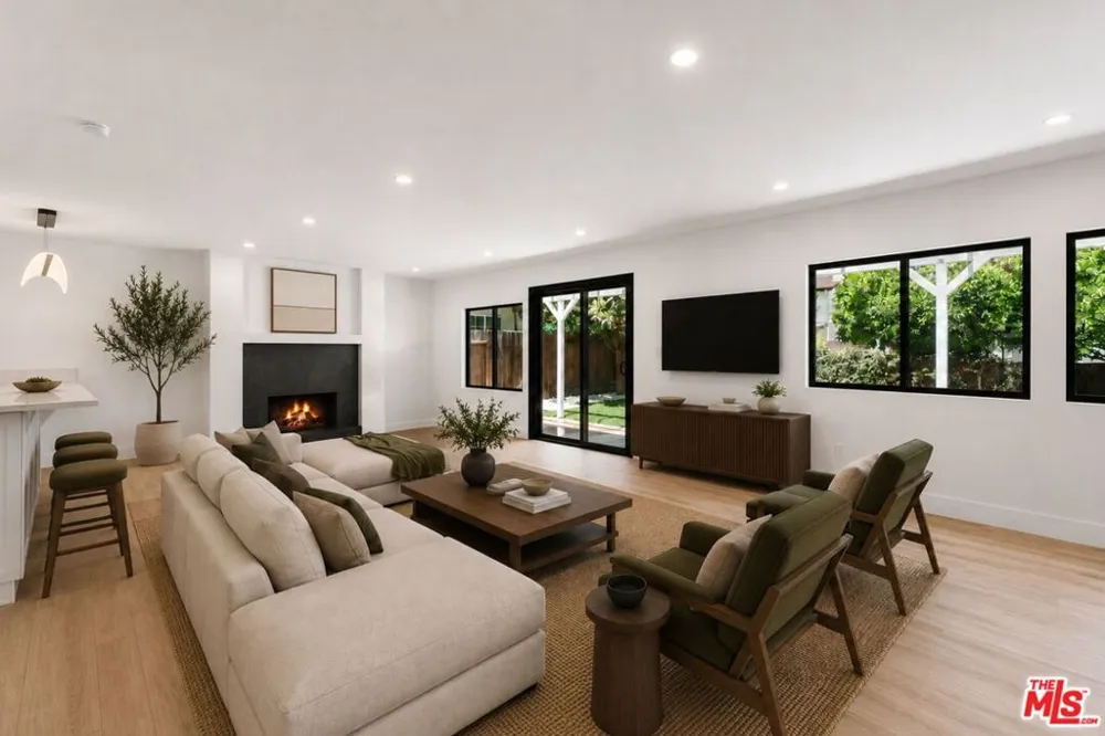 19701 Blythe Street Los Angeles, CA 91306