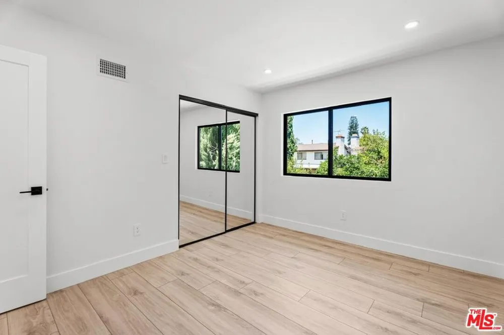 19701 Blythe Street Los Angeles, CA 91306