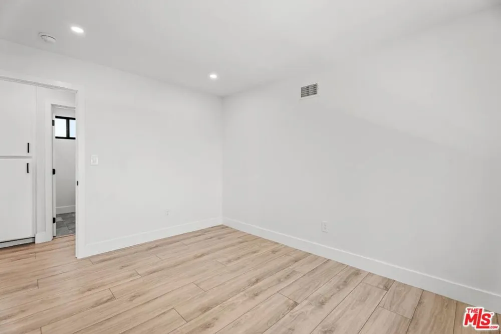 19701 Blythe Street Los Angeles, CA 91306