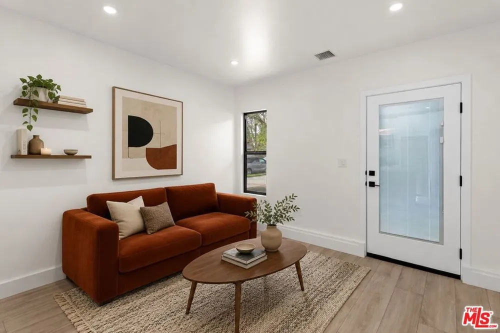 19701 Blythe Street Los Angeles, CA 91306