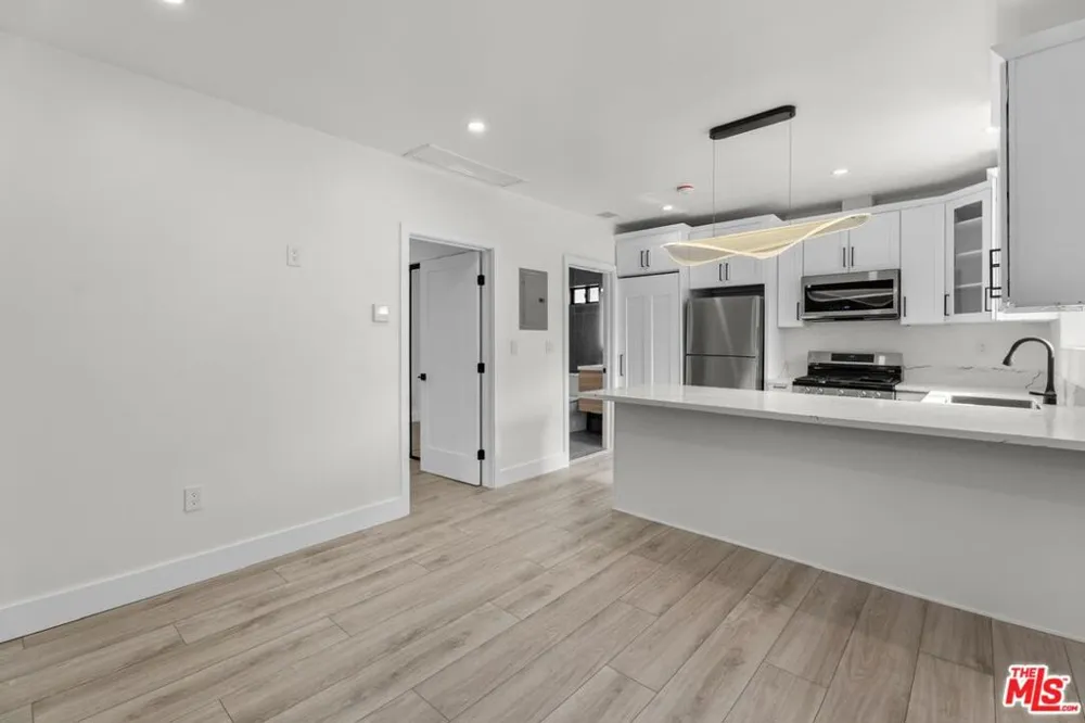 19701 Blythe Street Los Angeles, CA 91306