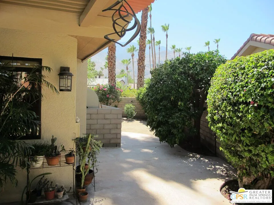 1586 S San Mateo Drive Palm Springs, CA 92264