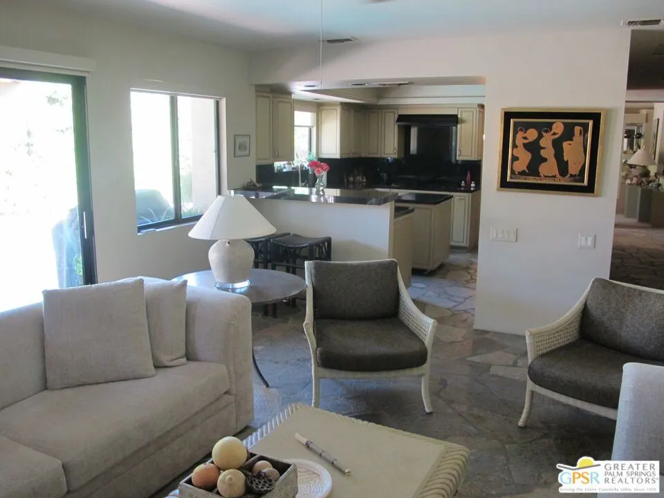 1586 S San Mateo Drive Palm Springs, CA 92264