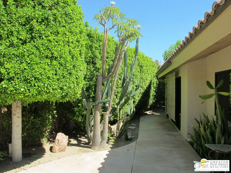 1586 S San Mateo Drive Palm Springs, CA 92264