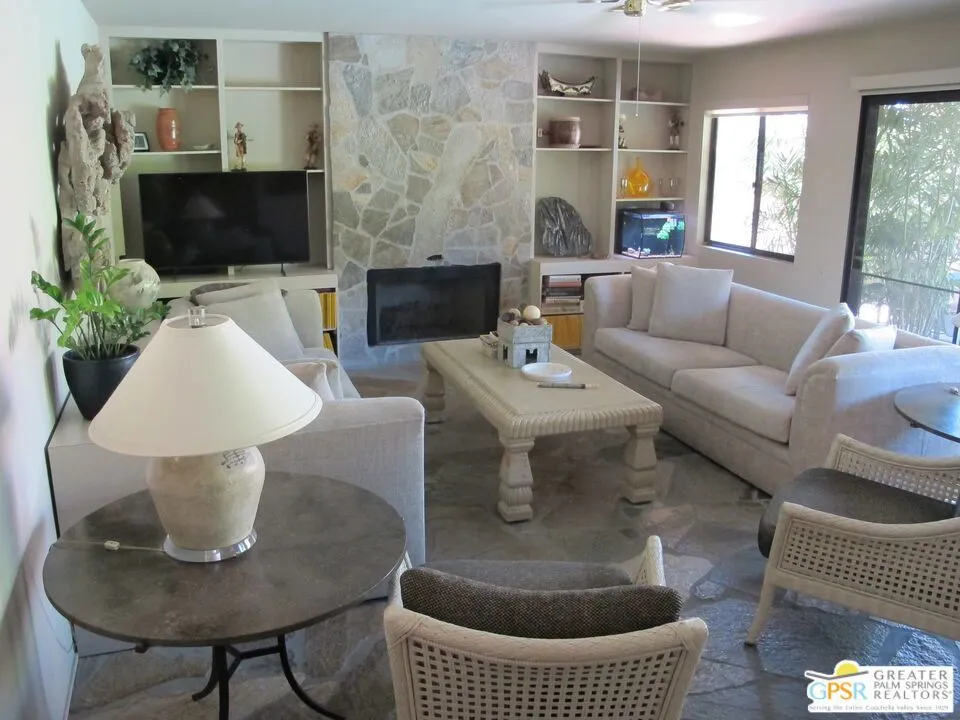 1586 S San Mateo Drive Palm Springs, CA 92264