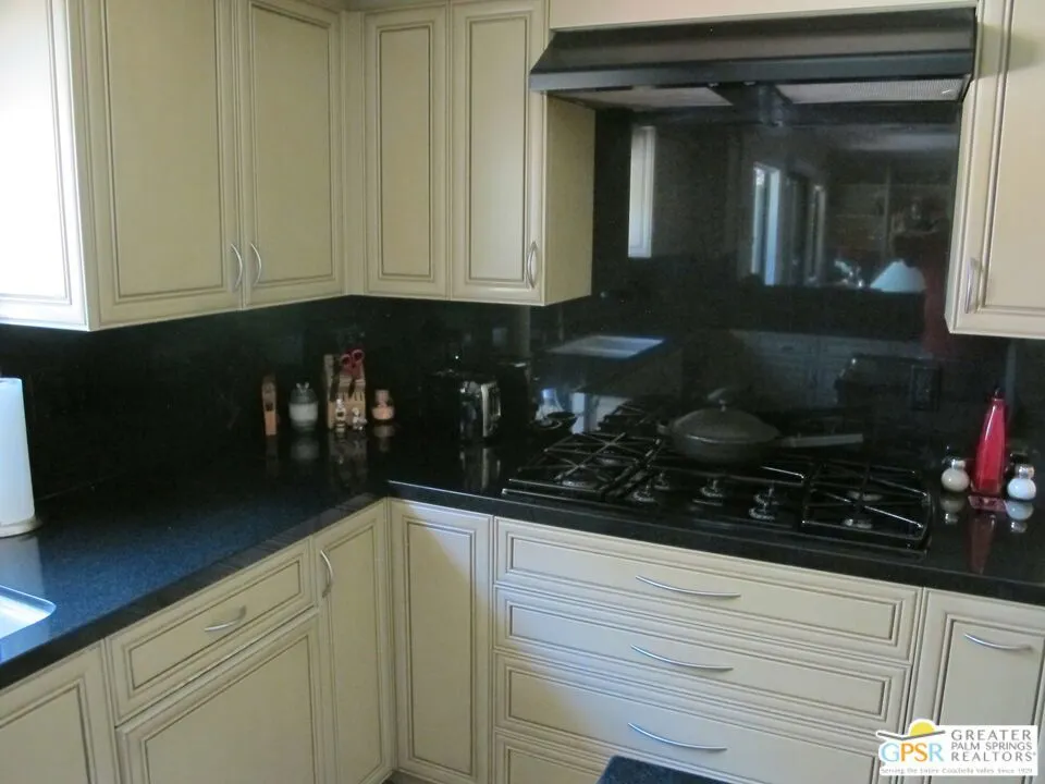 1586 S San Mateo Drive Palm Springs, CA 92264