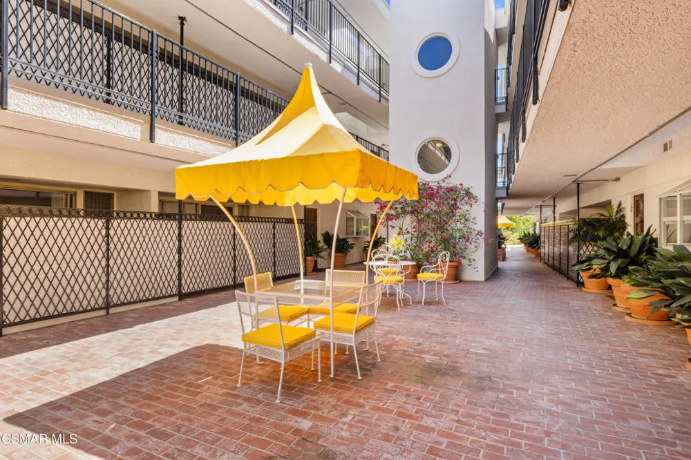 4950 Louise Avenue #301 Encino, CA 91316