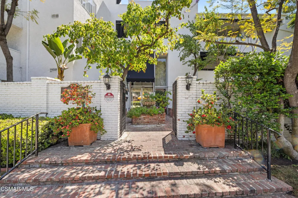 4950 Louise Avenue #301 Encino, CA 91316