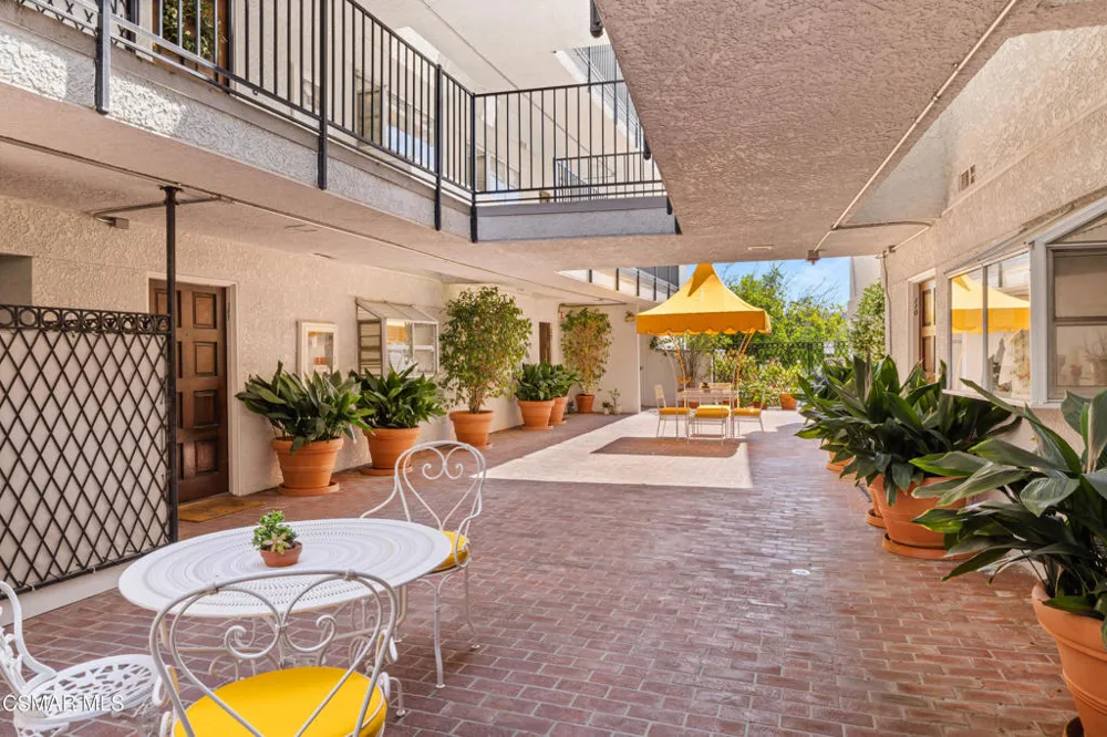 4950 Louise Avenue #301 Encino, CA 91316