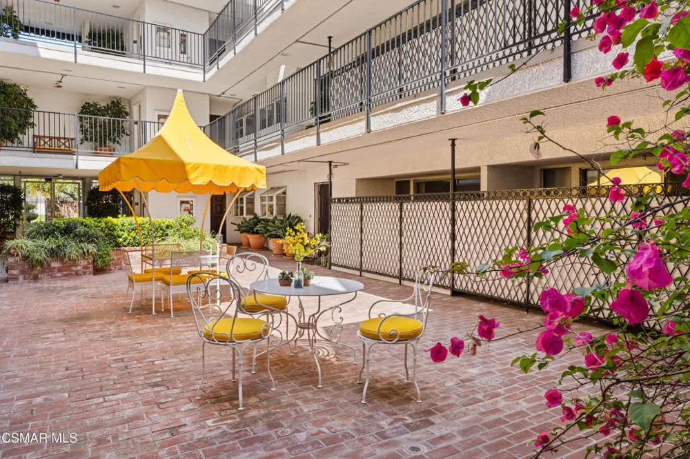 4950 Louise Avenue #301 Encino, CA 91316