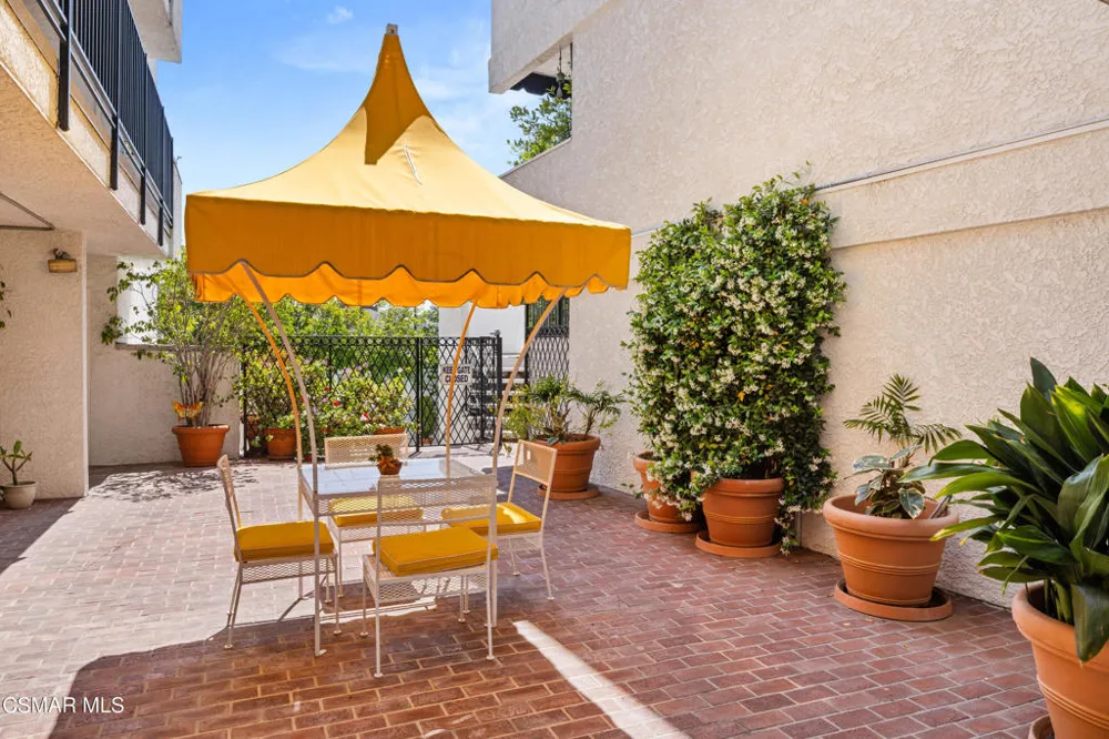 4950 Louise Avenue #301 Encino, CA 91316