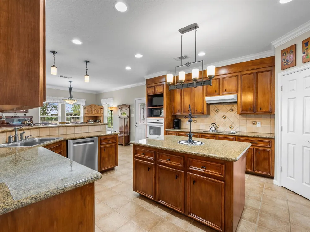 19929 Pierceall Road Hempstead, TX 77445