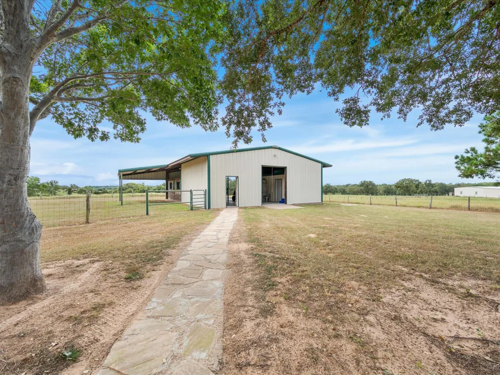 19929 Pierceall Road Hempstead, TX 77445