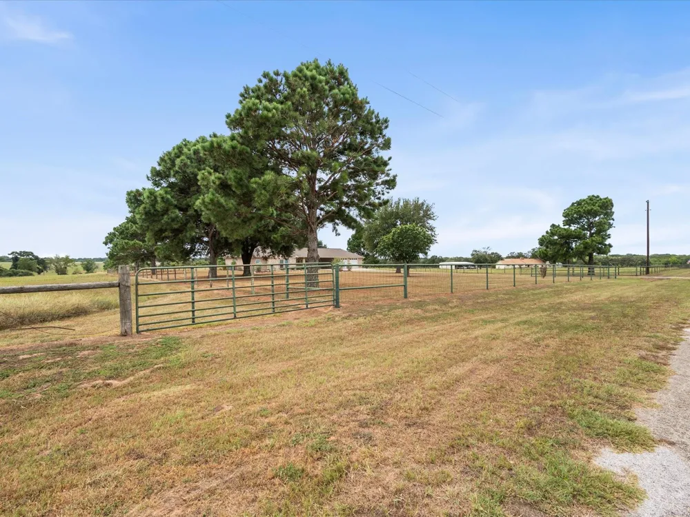 19929 Pierceall Road Hempstead, TX 77445