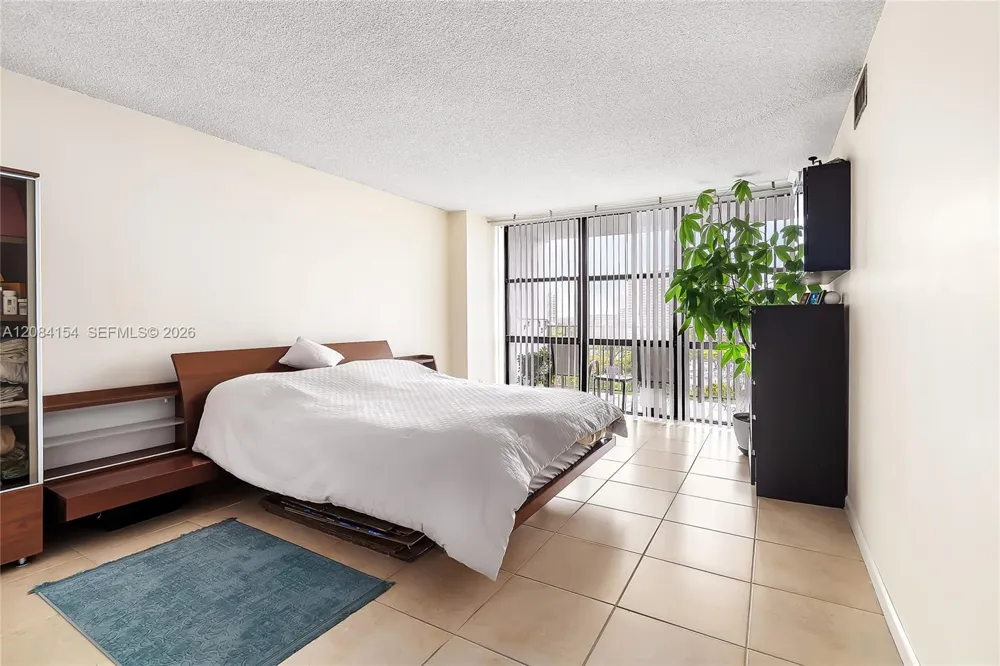 800 Parkview Dr #901 Hallandale Beach, FL 33009