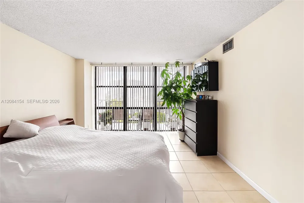 800 Parkview Dr #901 Hallandale Beach, FL 33009