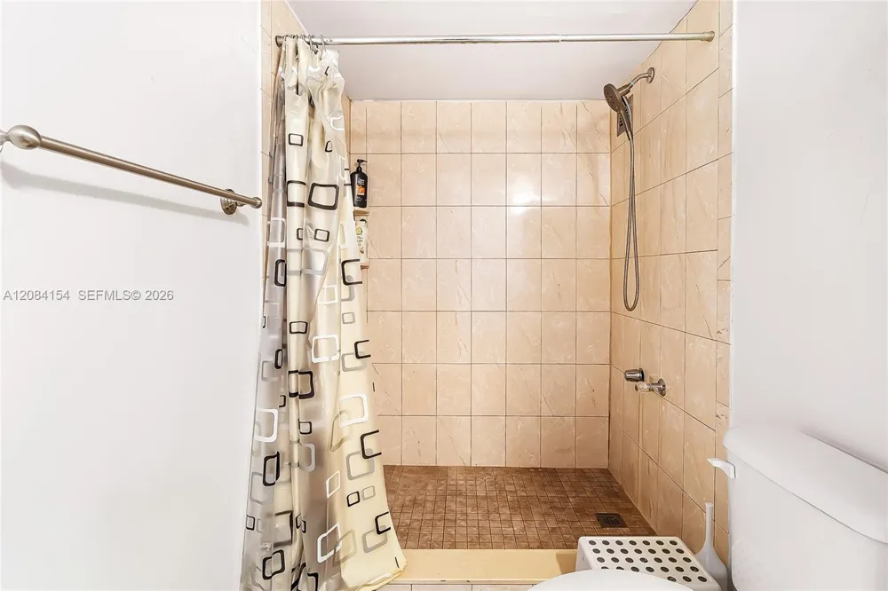 800 Parkview Dr #901 Hallandale Beach, FL 33009
