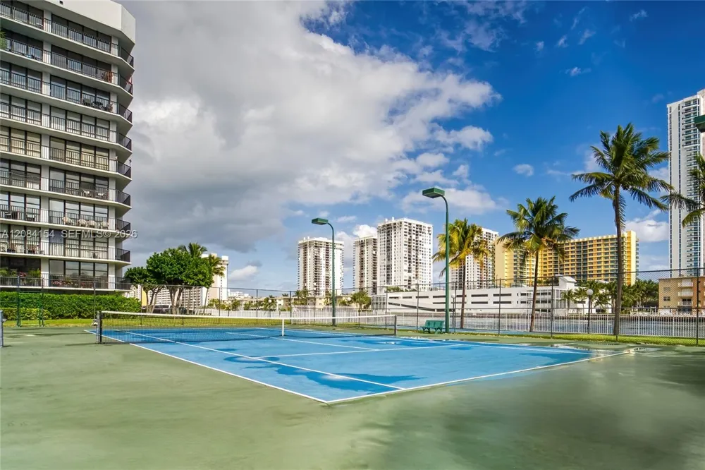800 Parkview Dr #901 Hallandale Beach, FL 33009