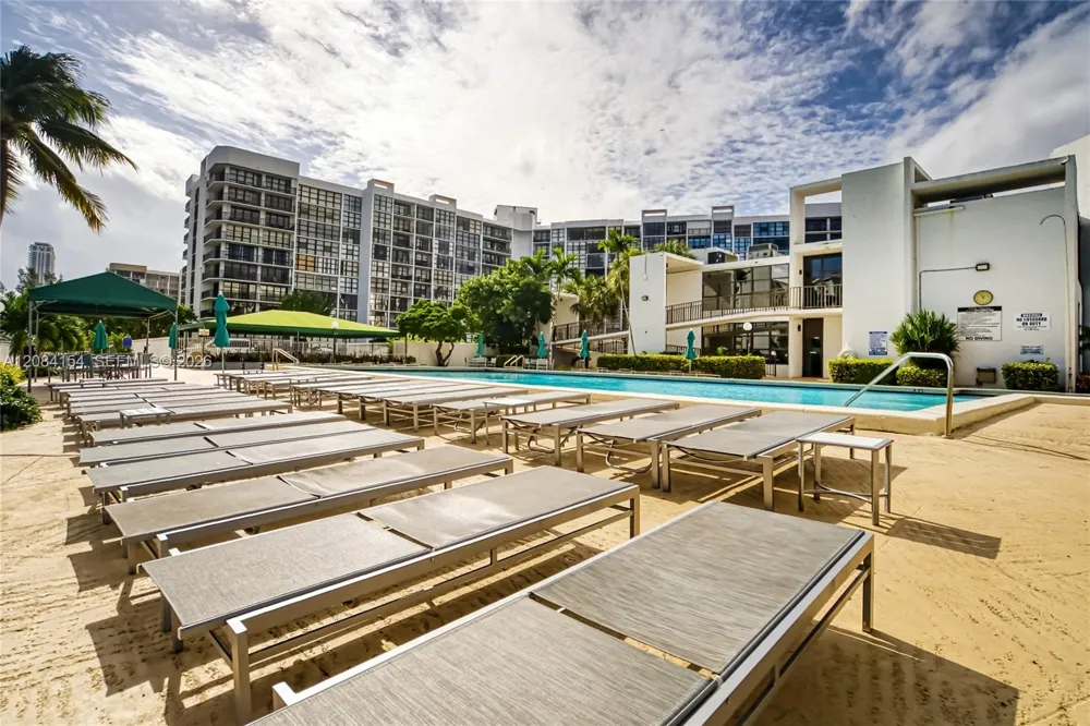 800 Parkview Dr #901 Hallandale Beach, FL 33009