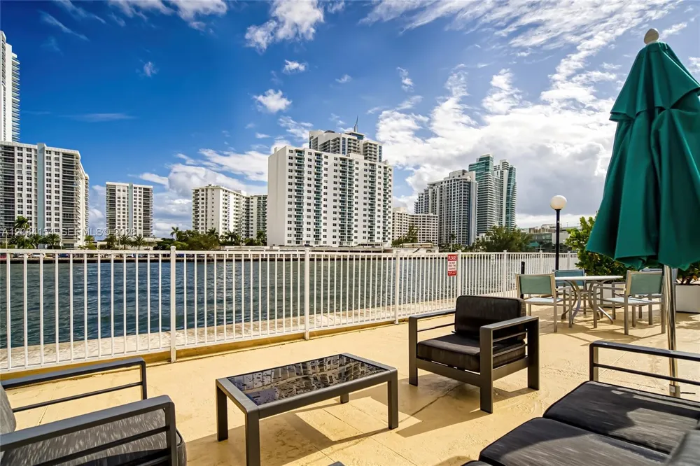 800 Parkview Dr #901 Hallandale Beach, FL 33009