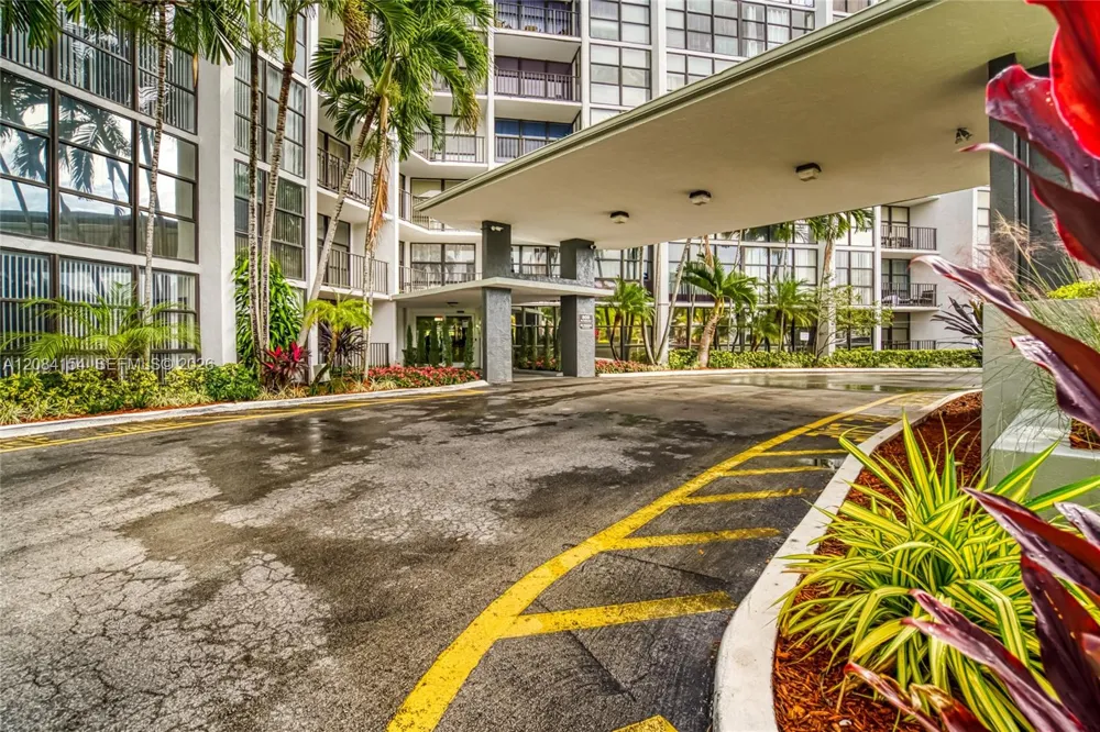 800 Parkview Dr #901 Hallandale Beach, FL 33009