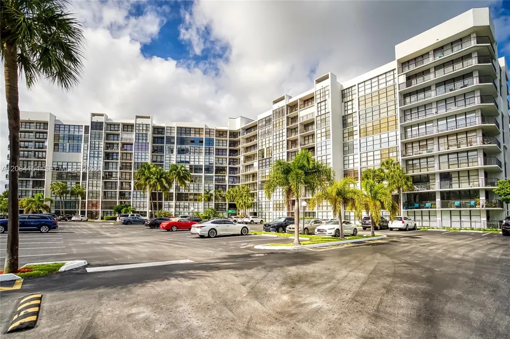 800 Parkview Dr #901 Hallandale Beach, FL 33009