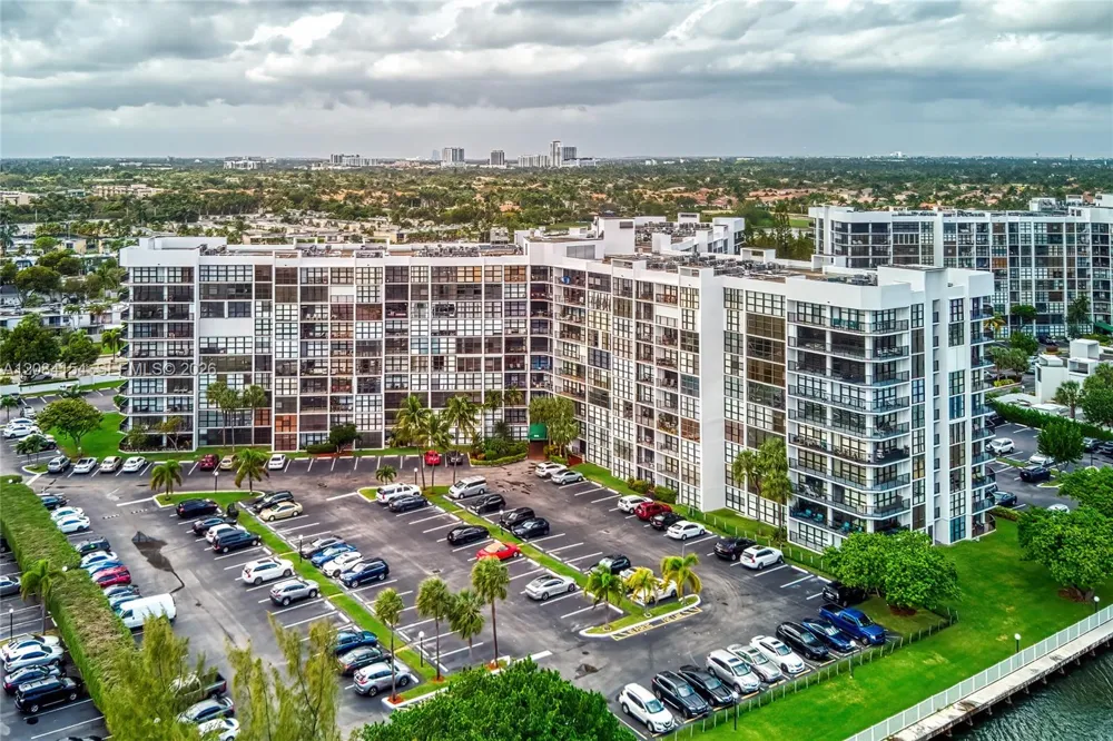 800 Parkview Dr #901 Hallandale Beach, FL 33009