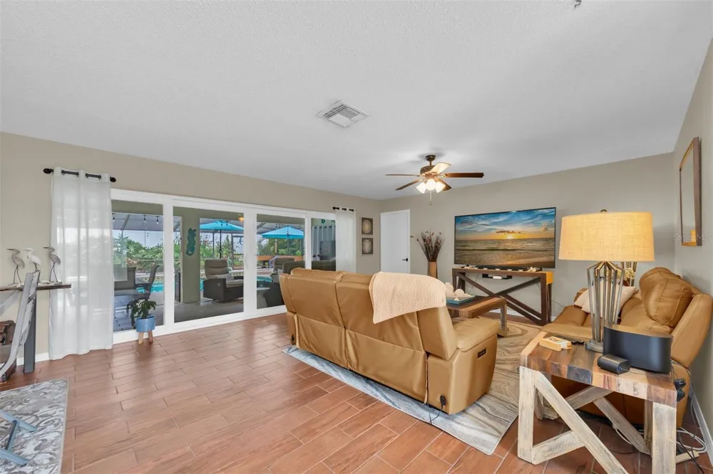207 AMESBURY CIRCLE Sun City Center, FL 33573