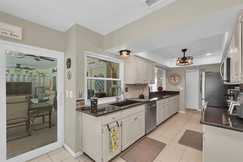 207 AMESBURY CIRCLE Sun City Center, FL 33573