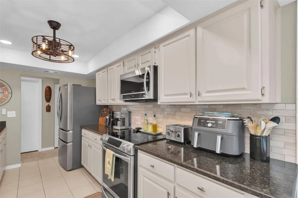 207 AMESBURY CIRCLE Sun City Center, FL 33573