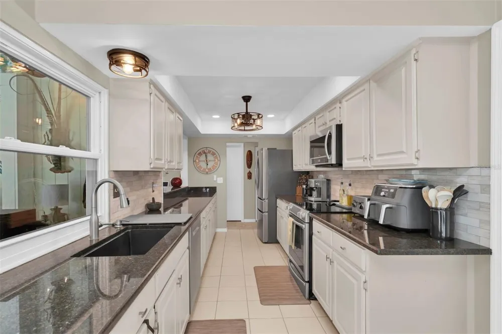 207 AMESBURY CIRCLE Sun City Center, FL 33573
