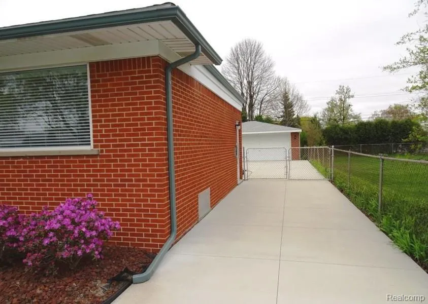 4396 Dunn Drive Warren City, MI 48092