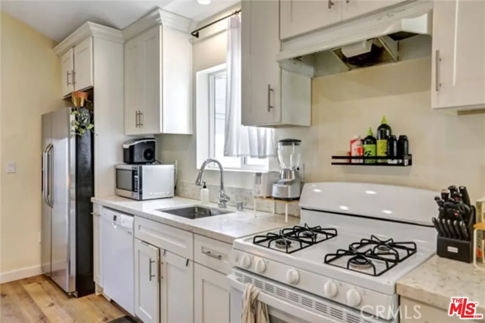 1185 Hauser Boulevard Los Angeles, CA 90019