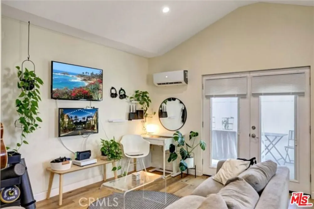 1185 Hauser Boulevard Los Angeles, CA 90019