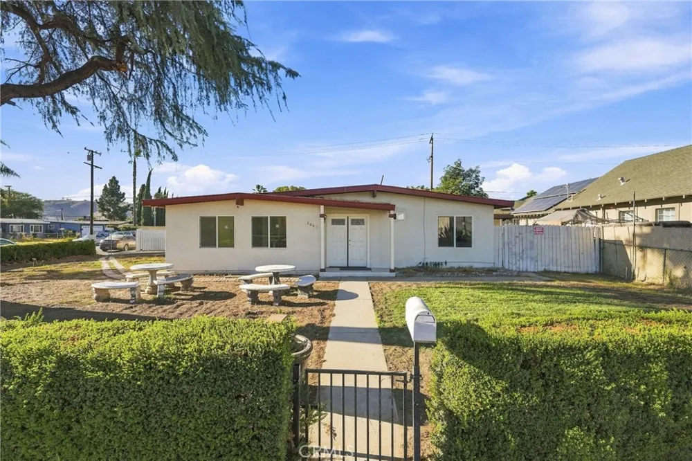 2065 W Orange Grove Pomona, CA 91768