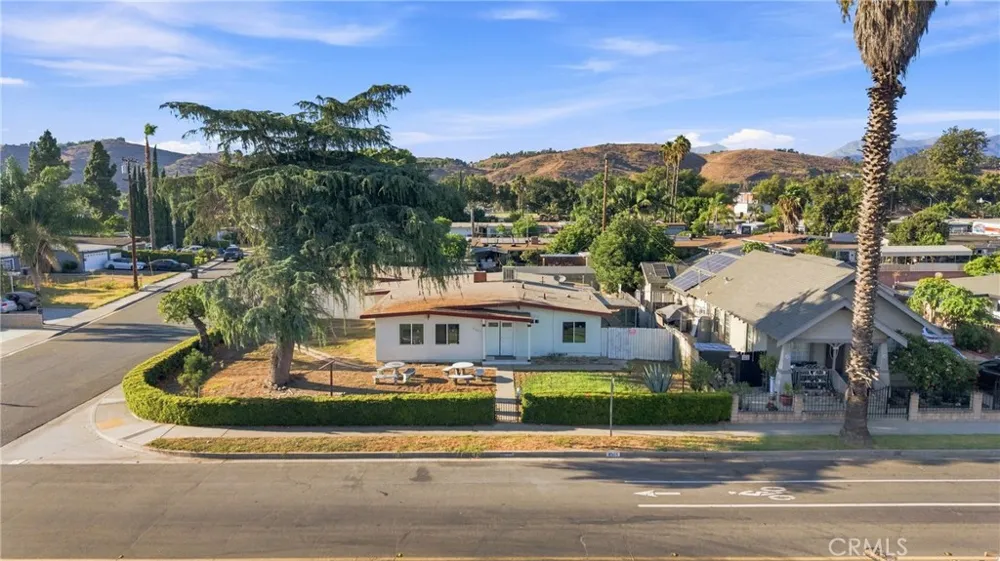 2065 W Orange Grove Pomona, CA 91768