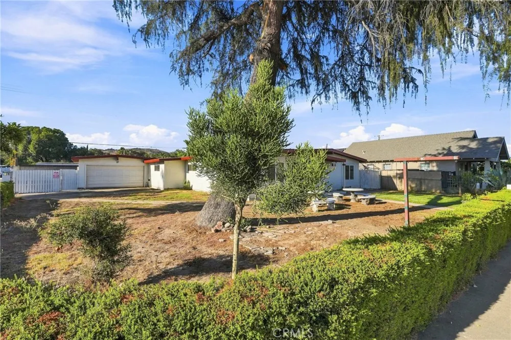 2065 W Orange Grove Pomona, CA 91768