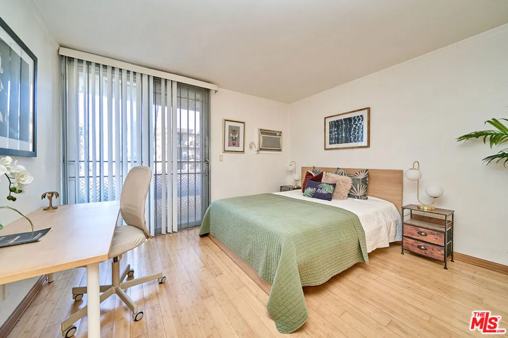 425 S Kenmore Avenue #104 Los Angeles, CA 90020
