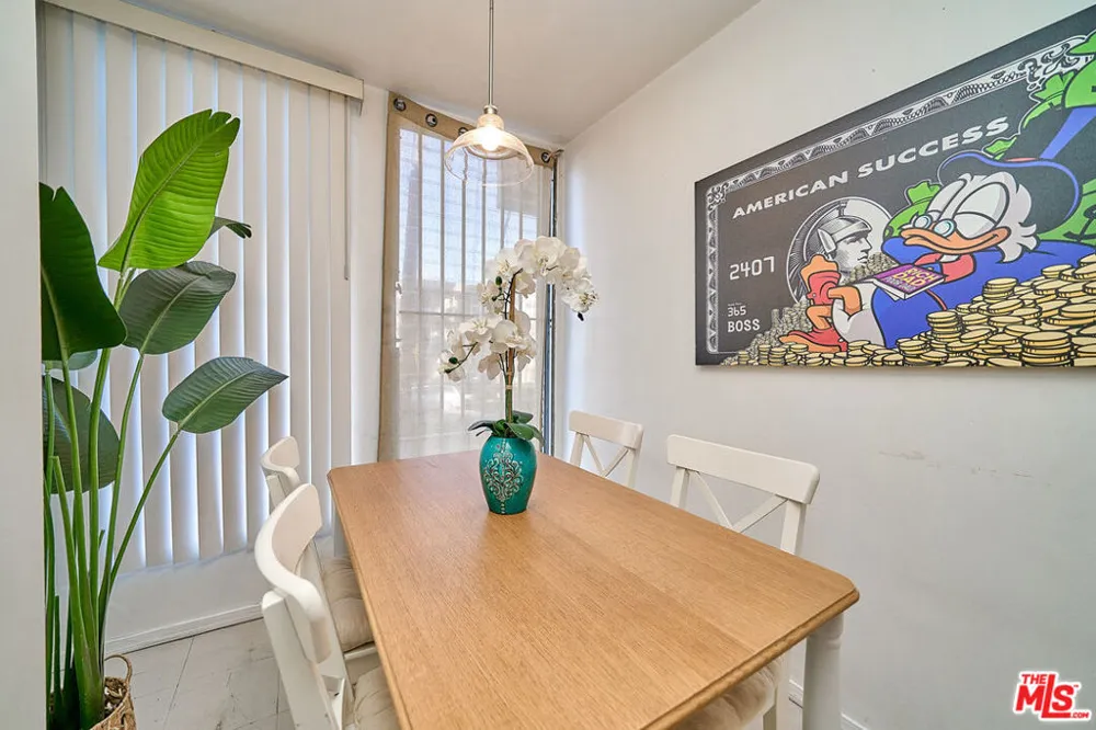 425 S Kenmore Avenue #104 Los Angeles, CA 90020