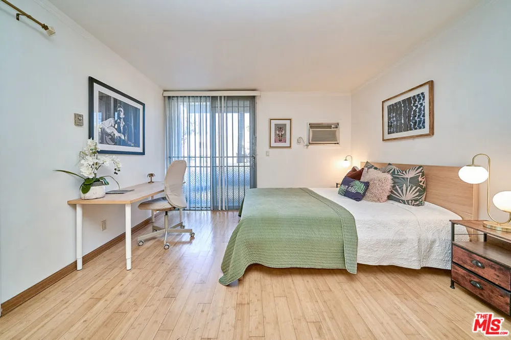 425 S Kenmore Avenue #104 Los Angeles, CA 90020
