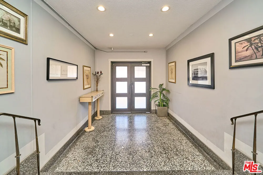 425 S Kenmore Avenue #104 Los Angeles, CA 90020