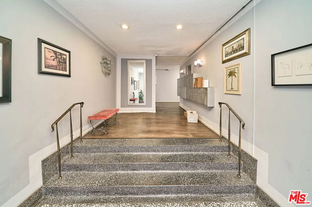425 S Kenmore Avenue #104 Los Angeles, CA 90020