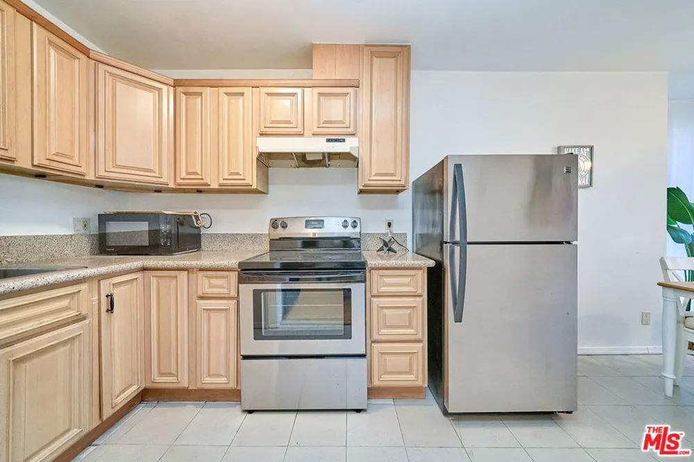 425 S Kenmore Avenue #104 Los Angeles, CA 90020