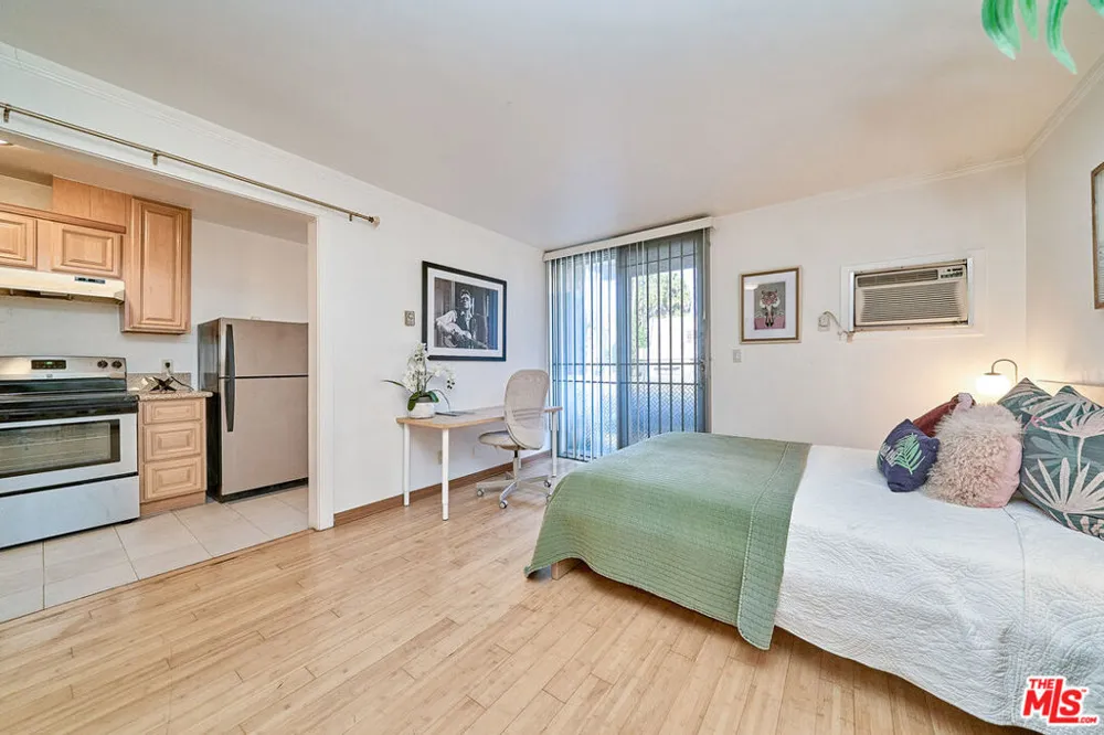 425 S Kenmore Avenue #104 Los Angeles, CA 90020