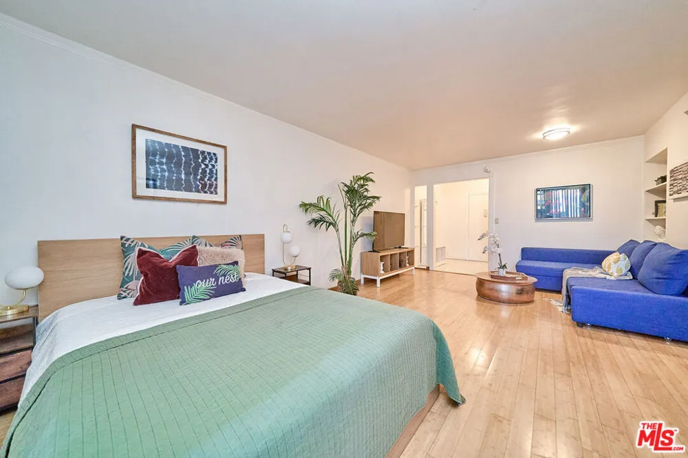 425 S Kenmore Avenue #104 Los Angeles, CA 90020