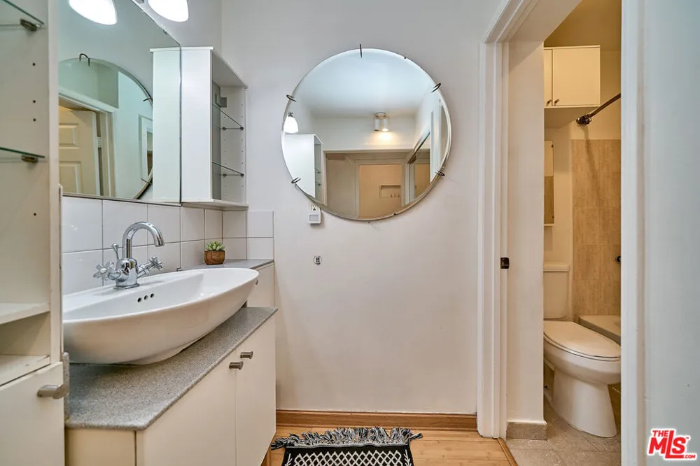 425 S Kenmore Avenue #104 Los Angeles, CA 90020