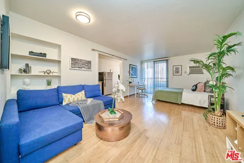 425 S Kenmore Avenue #104